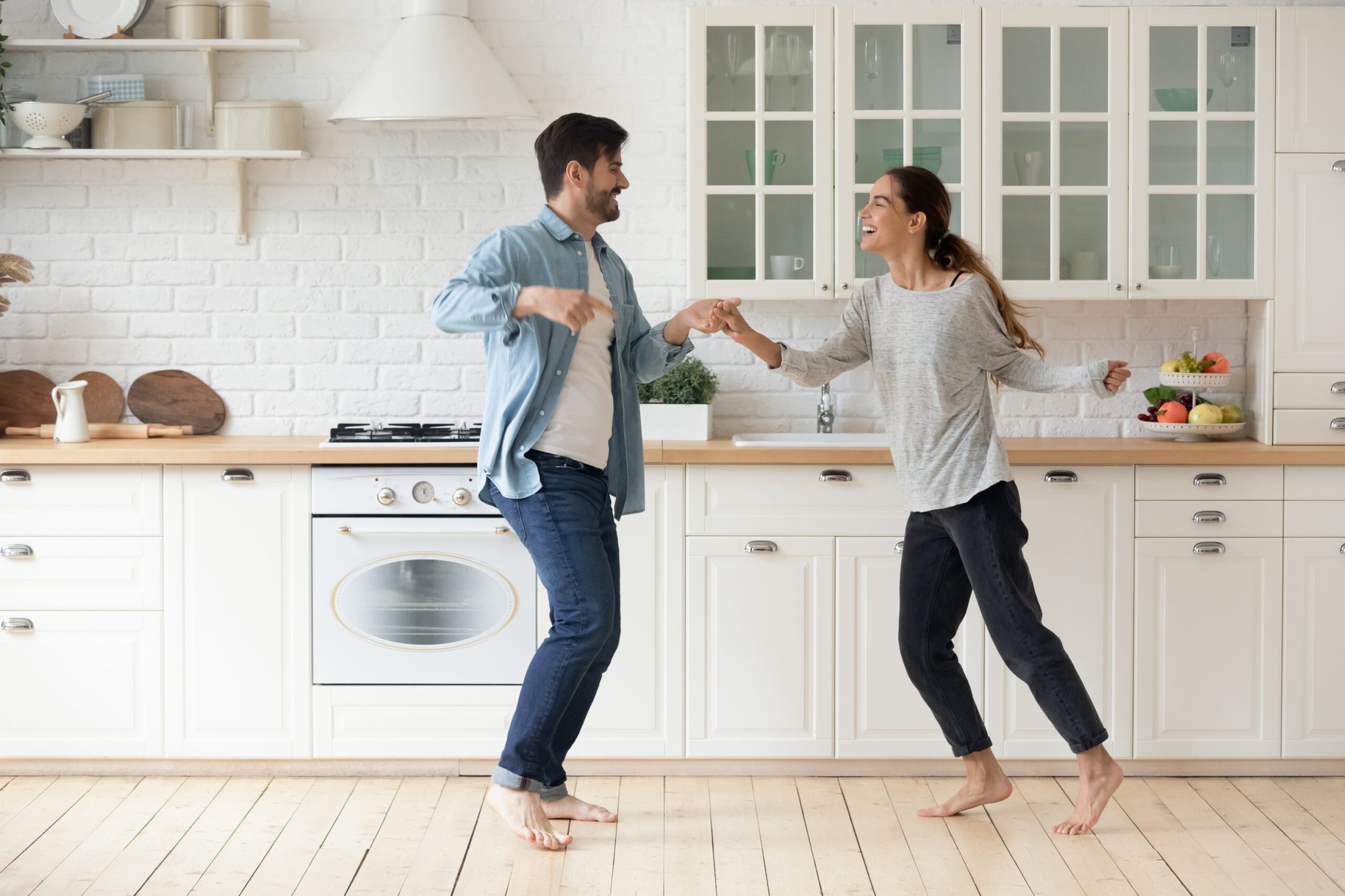 Пара танцует на кухне