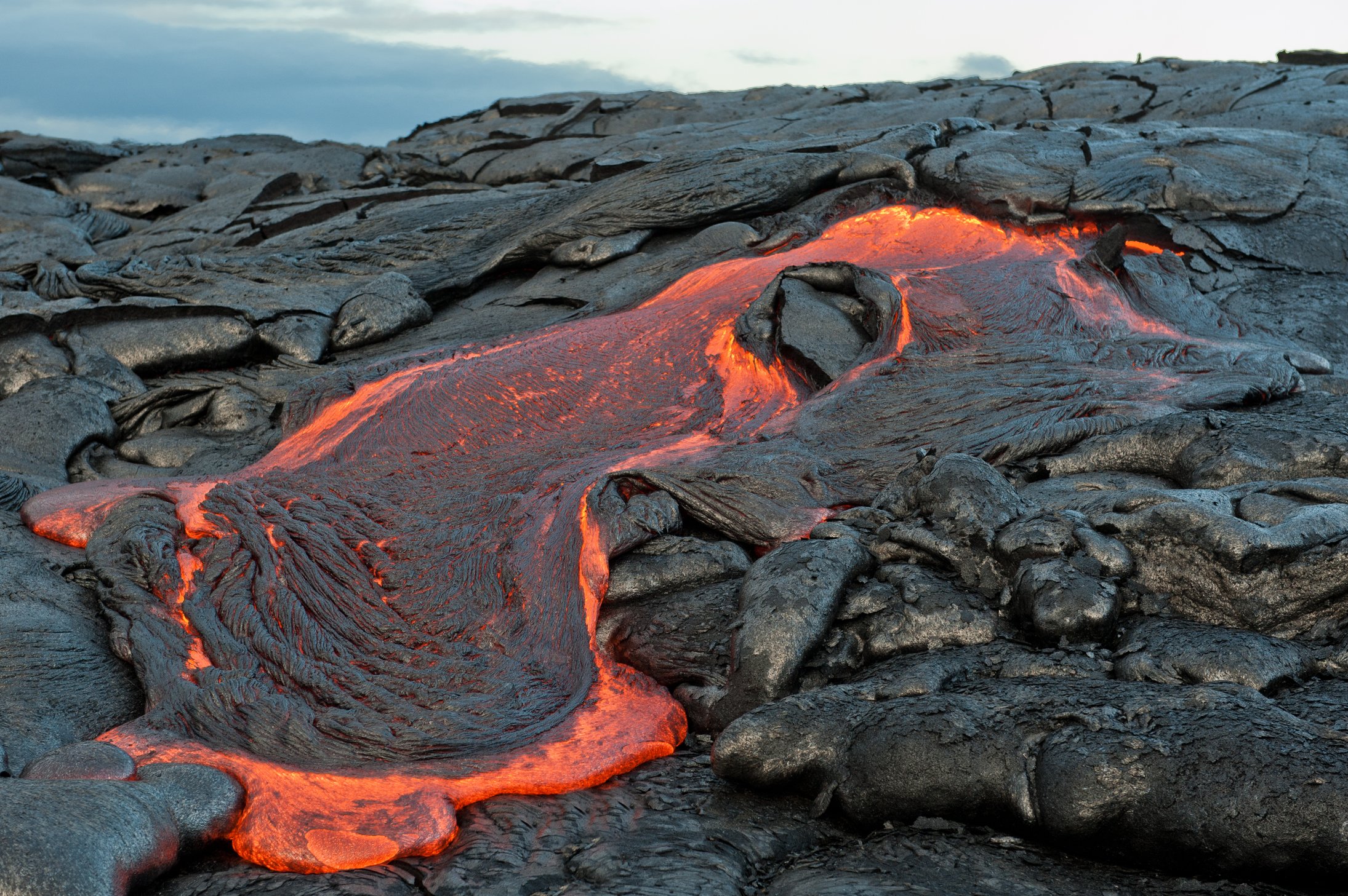 Лава магма вулкан. Вулканические ЛАВЫ горные породы. Застывшая вулканическая лава. Порода вулканическая лава. По трещинам и разломам раскаленная магма проникает