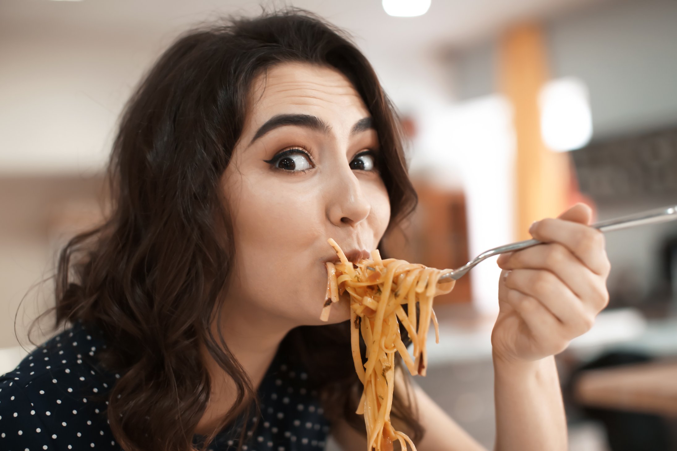Сон вкусно есть. Переедание. Женщина ест. Девушка и спагетти. Девушка вкусно ест.
